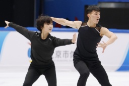 　公式練習で調整するペアのリョム・テオク（左）、ハン・クムチョル組＝１８日、北京（共同）