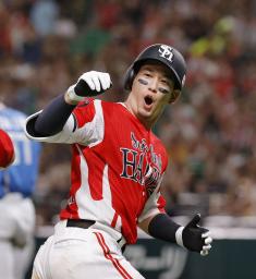 　８回、同点ソロを放ち本塁へ向かうソフトバンク・栗原＝みずほペイペイドーム