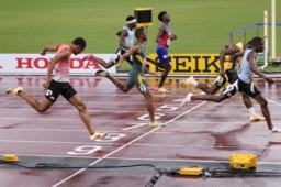 　男子４００メートル決勝　ゴールする中島佑気ジョセフ（左端）＝国立競技場