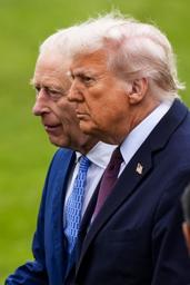 17日、英国を国賓訪問したトランプ米大統領(右)=ロンドン郊外のウィンザー城(ゲッティ=共同)