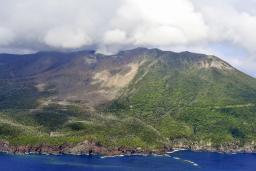 鹿児島県の口永良部島=2022年5月(共同通信社ヘリから)