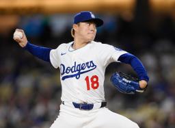 ジャイアンツ戦に先発したドジャース・山本=ロサンゼルス(共同)