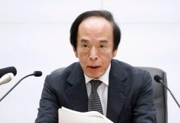 金融政策決定会合後、記者会見する日銀の植田総裁。日銀はETFを市場で売却していく方針を発表した=19日午後、日銀本店