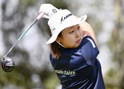 　第１日、４番でティーショットを放つ小滝水音。６アンダーで首位＝新南愛知ＣＣ