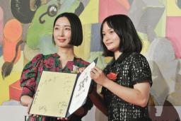 　「ＰＦＦアワード２０２５」のグランプリに選ばれ、写真に納まる中里ふく監督。左は最終審査員の山内マリコさん＝１９日午後、東京都中央区