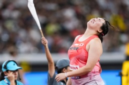 　女子やり投げ予選　２投目を終え、天を仰ぐ北口榛花＝国立競技場
