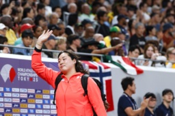 　陸上世界選手権の女子やり投げ予選を終え、声援に応えながら引き揚げる北口榛花＝１９日、東京・国立競技場