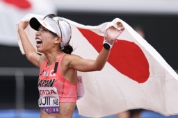 女子20キロ競歩 銅メダルを獲得し、日の丸を掲げる藤井菜々子=国立競技場