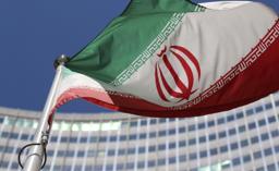 IAEA本部の入る建物前ではためくイランの国旗=2014年、ウィーン(AP=共同)