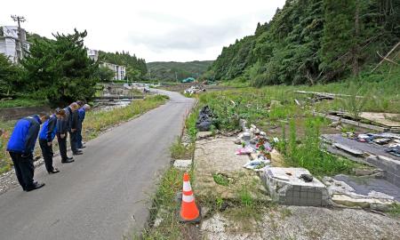 昨年9月の豪雨災害の発生から1年となり、石川県輪島市久手川町で黙とうする馳浩知事(左端)ら=21日午前9時45分