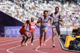 　米国とケニアのチームで行われた男子１６００メートルリレーの再レース＝国立競技場