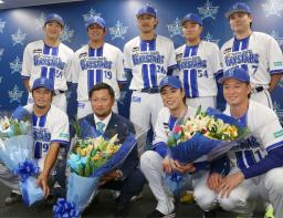 　今季限りでの現役引退を決め、チームメートと写真に納まるＤｅＮＡの森唯斗投手（前列左から２人目）＝２１日、横浜市