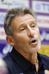 　記者会見する世界陸連のセバスチャン・コー会長＝２１日、国立競技場