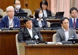 　愛知県豊明市議会の本会議に臨む小浮正典市長（前列左）＝２２日午後
