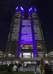 「手話の日」に合わせ、シンボルカラーの青色に照らされた東京都庁=22日午後、東京都新宿区