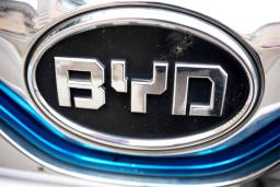 　北京市内に駐車する比亜迪（ＢＹＤ）の車両に付けられたロゴマーク＝２２日（共同