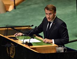 パレスチナ問題の解決に向けた国際会議で演説するフランスのマクロン大統領=22日、米ニューヨークの国連本部(ゲッティ=共同)