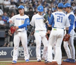 　２回、満塁のピンチで孫易磊（左端）の元に集まる日本ハムナイン＝エスコンフィールド