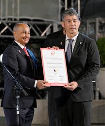 　アジア大会１年前イベントで、大会への招待状を受け取る日本選手団の井上康生団長（右）＝２３日、名古屋市