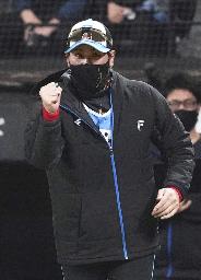 　ガッツポーズする日本ハム・新庄監督＝４月、エスコンフィールド