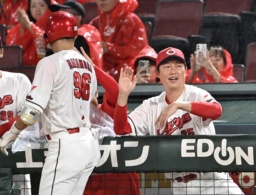 　２回、２ランを放った中村奨（左）を迎える広島・新井監督＝マツダ