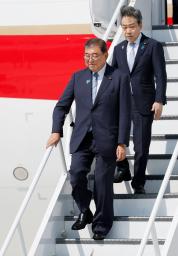 国連総会に出席するため、米ニューヨークのケネディ国際空港に到着した石破首相=23日(共同)