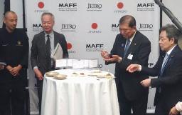 　米ニューヨークのレストランで開かれた日本産食品の輸出を促進するイベントで試食する石破首相（右から２人目）＝２３日（共同）