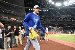 メジャーに合流し、練習のためグラウンドに出るドジャース・佐々木=フェニックス(共同)