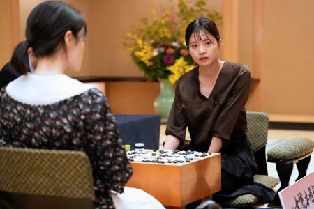 　囲碁の第４４期女流本因坊戦の５番勝負の第１局で星合志保四段（手前）を破った藤沢里菜女流本因坊＝２４日午後、岩手県花巻市