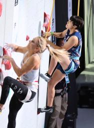 　女子スピード　決勝トーナメント１回戦　ポーランド選手と対戦する小屋松恋（奥）＝ソウル（共同）