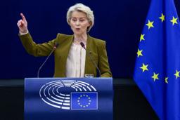 フランスで演説するEUのフォンデアライエン欧州委員長=10日(ロイター=共同)