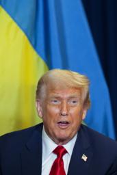 23日、ニューヨークで、ウクライナのゼレンスキー大統領と会談したトランプ米大統領(ゲッティ=共同)