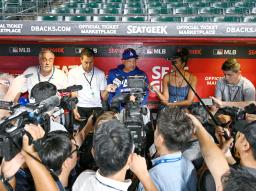 　試合前、取材に応じるドジャースのロバーツ監督（奥中央）＝フェニックス（共同）