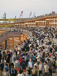 多くの来場者でにぎわう大阪・関西万博会場の大屋根リング=14日、大阪市此花区の夢洲