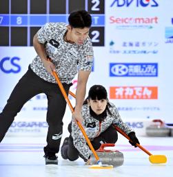 　１次リーグで上野美優、山口剛史組と対戦し、ショットを放つ松村千秋。左は谷田康真＝稚内市みどりスポーツパーク