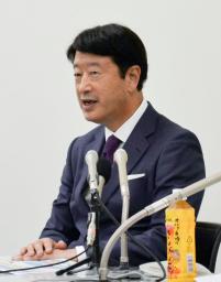　上場後に記者会見するオリオンビールの村野一社長＝２５日午後、東京都内