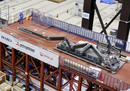 　東京電力福島第１原発２号機で溶融核燃料（デブリ）の採取に使う予定のロボットアーム＝２０２２年７月、福島県楢葉町