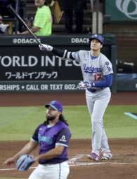 　ダイヤモンドバックス戦の４回、５４号２ランを放つドジャース・大谷。投手クリスマット＝フェニックス（共同）