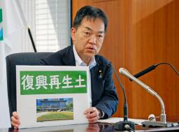 　閣議後、記者会見する浅尾環境相＝２６日午前、環境省