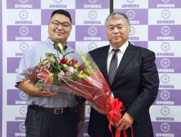 　大嶽部屋を継承する熊ケ谷親方（左）から花束を受け取る大嶽親方＝２６日、両国国技館