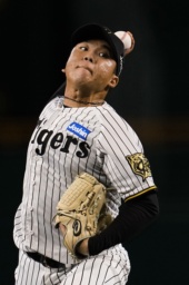 　中日戦に先発した阪神・村上＝甲子園