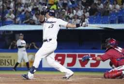 　１回ヤクルト２死一、二塁、オスナが左前に先制打を放つ＝神宮