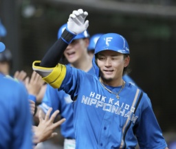 　５回、勝ち越し３ランを放ちベンチ前で迎えられる日本ハム・水野＝ベルーナドーム