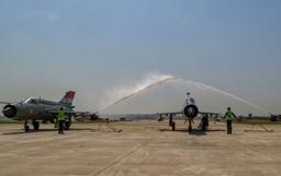 　２６日、最後の飛行を終えたミグ２１戦闘機＝インド北部チャンディガル（ＡＰ＝共同）