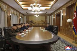 　核関連分野の科学者や技術者との重要会議に臨む北朝鮮の金正恩朝鮮労働党総書記（右）＝２６日（朝鮮中央通信＝共同）