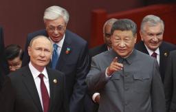 　抗日戦争勝利８０年記念行事に出席した中国の習近平国家主席（前列右）とロシアのプーチン大統領（同左）＝３日、北京（ロイター＝共同）