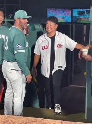 　始球式を行う前にバリテックさん（左）と話す松坂大輔さん＝ボストン（共同）