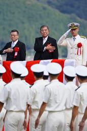 　京都府舞鶴市の海上保安学校で、卒業生らの行進を見守る石破首相（中央）＝２７日午前