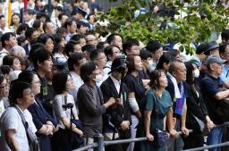 　自民党総裁選の街頭演説を聞く人たち＝２４日、東京・秋葉原