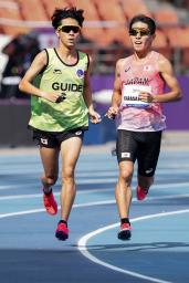 　パラ陸上世界選手権の男子５０００メートル（視覚障害Ｔ１１）で力走する唐沢剣也（右）＝ニューデリー（日本パラ陸連提供・共同）